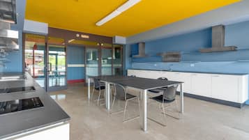 微波爐、鍋具/餐盤/廚房用品、冷凍庫、紙巾