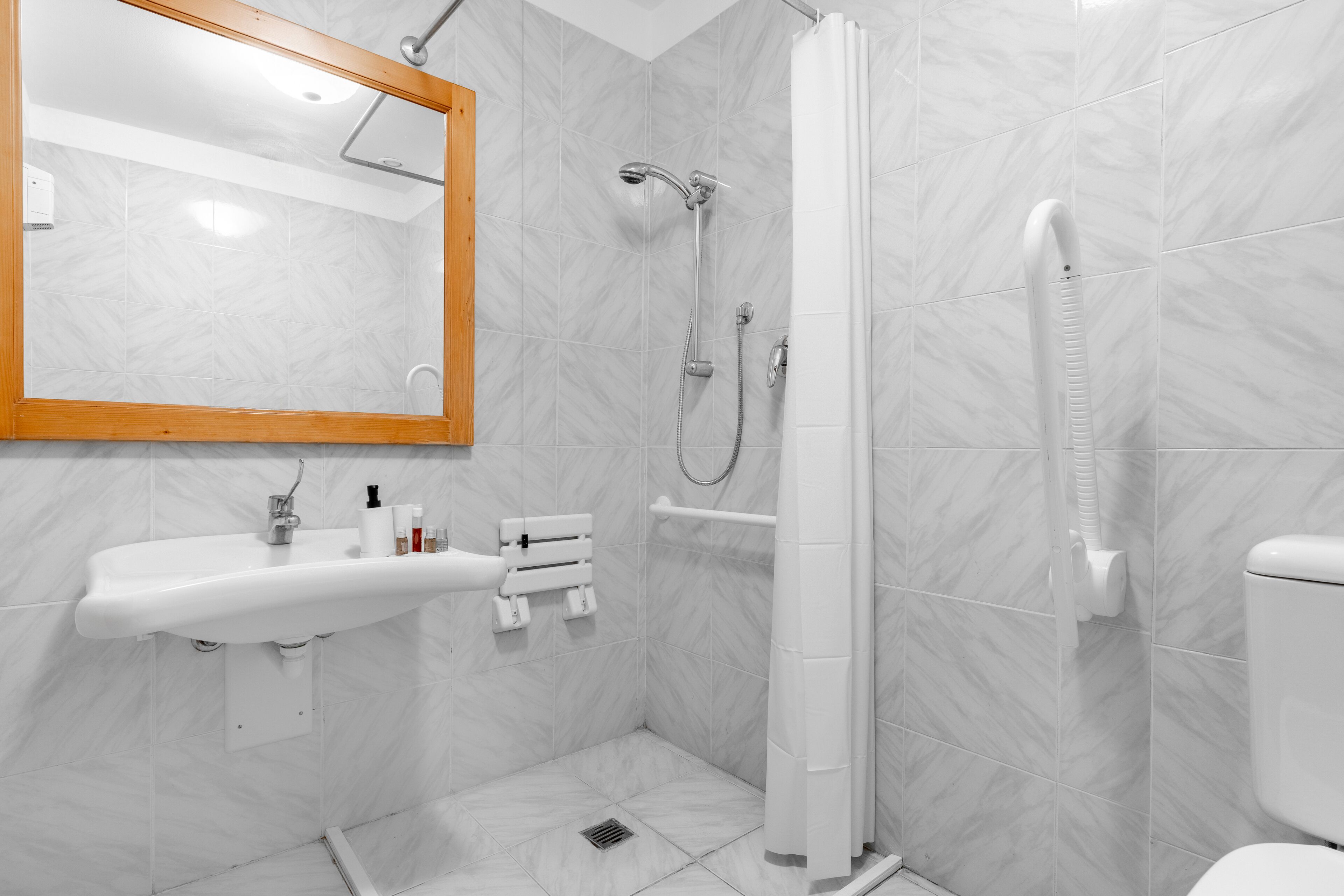 Ein modernes Badezimmer mit Dusche, Toilette und Waschbecken.