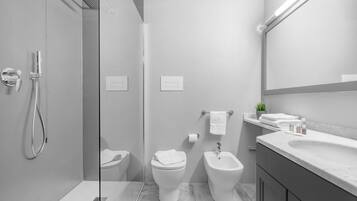 Appartamento Standard, vista giardino | Bagno | Asciugacapelli, bidet, asciugamani