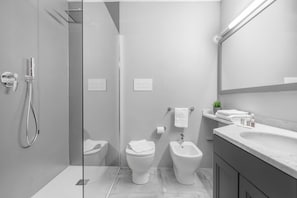 Standard Apartment, Garden View | Bathroom | Hair dryer, bidet, towels - Casa da Suite Fraschini (Milan)