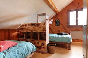 4 bedrooms, WiFi, bed sheets - Chalet Spacieux Dans un Quartier Calme et Résidentiel non Loin du Centre Ville (Anould)
