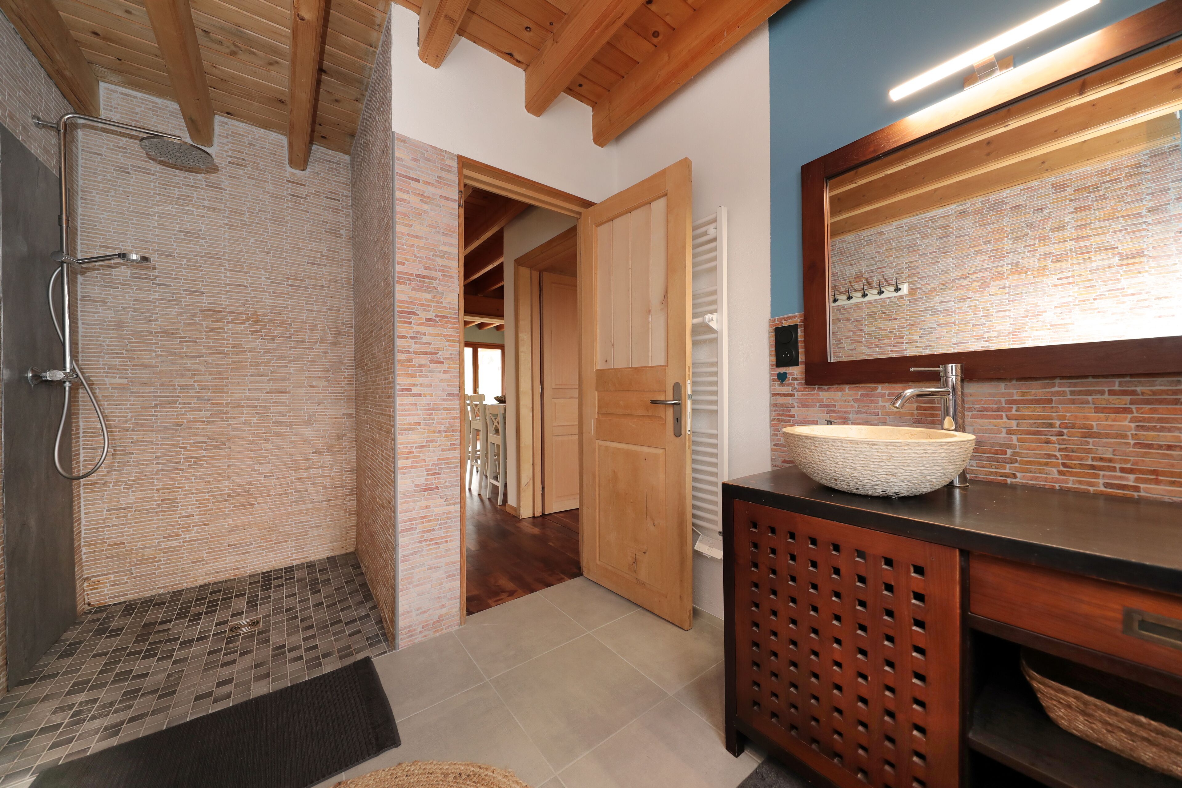 Douche, serviettes fournies, savon, papier toilette