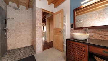 Douche, serviettes fournies, savon, papier toilette