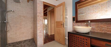 Douche, serviettes fournies, savon, papier de toilette