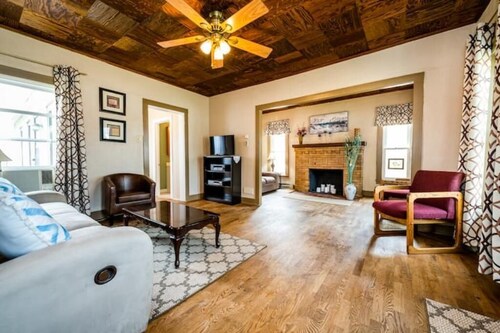 Charming/Cozy 2 BR 1 Bath steps from downtown.

