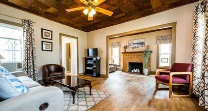 Charming/Cozy 2 BR 1 Bath steps from downtown.