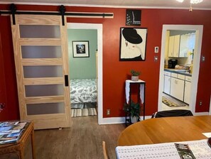 2 habitaciones, escritorio, tabla de planchar con plancha y wifi gratis 