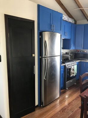 Private kitchen - Cozy, comfortable, secure home with pool, outside San Pedro near Secret Beach (San Pedro)