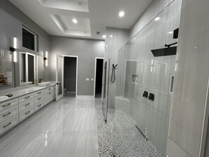 Hair dryer, towels, soap, shampoo - Amazing Mansion on Toho (Kissimmee)