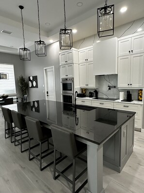 Een microgolfoven, een kookplaat, een vaatwasser