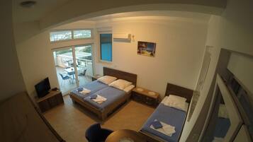 Basic Studio, Sea View