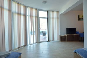 Comfort Apartment | Free WiFi, bed sheets - Belvedere Apartments with Seaview (Bar)