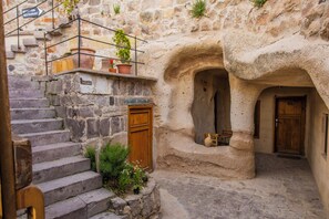 Sistema de insonorización, cunas, wifi gratis y ropa de cama