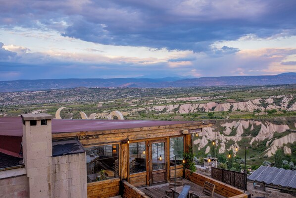Sistema de insonorización, cunas, wifi gratis y ropa de cama