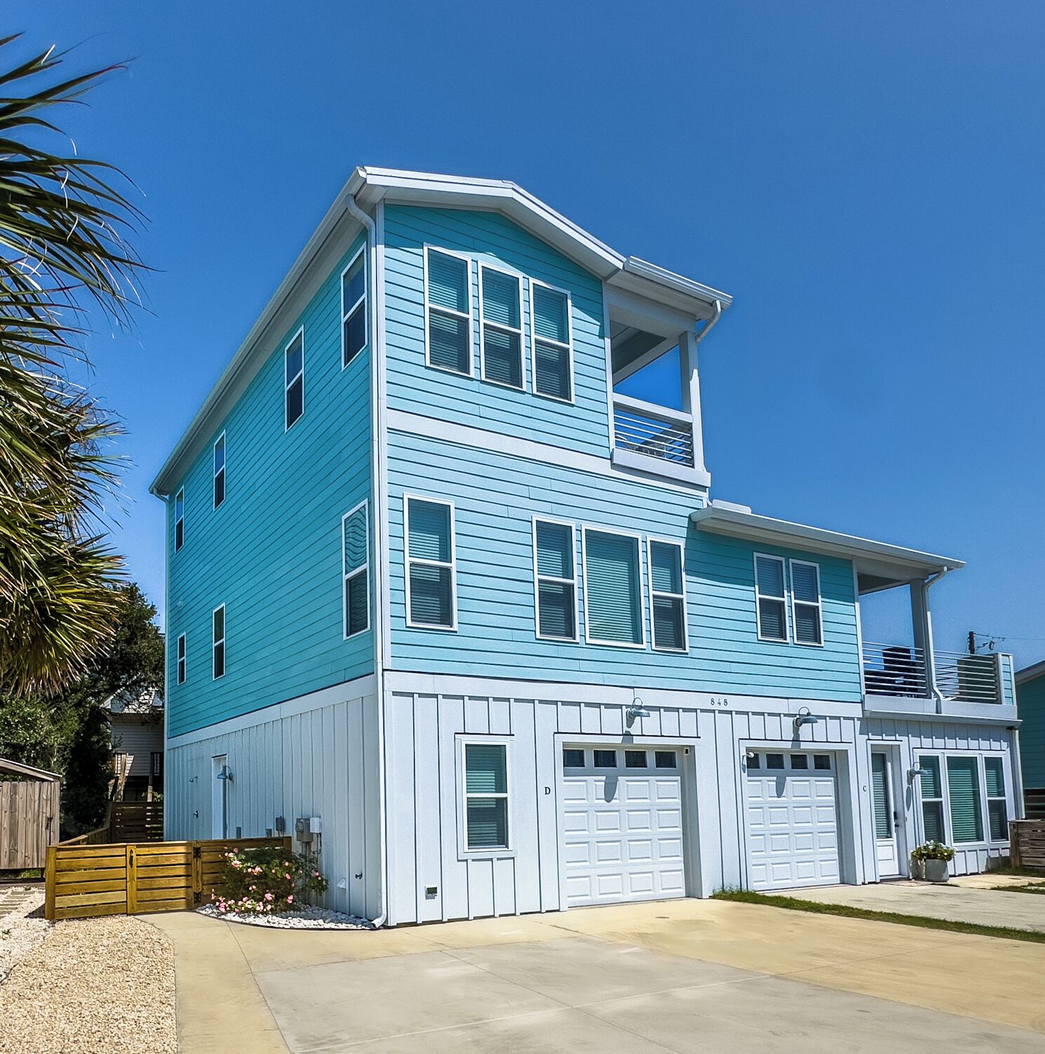 Kure d’Blues - NEW, Beachviews, Gameroom, Amenities galore, 3 min walk to beach!