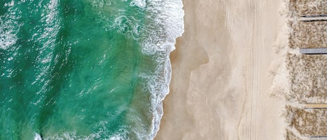 Playa en los alrededores, camastros y toallas de playa