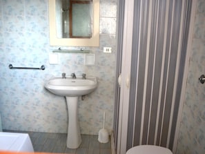 Maison, 2 chambres, fumeur, balcon | Salle de bain