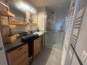 Dusche, Haartrockner, Seife, Toilettenpapier