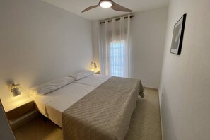 3 habitaciones, tabla de planchar con plancha y ropa de cama