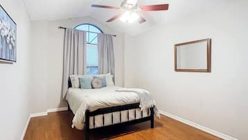 4 habitaciones, escritorio y tabla de planchar con plancha