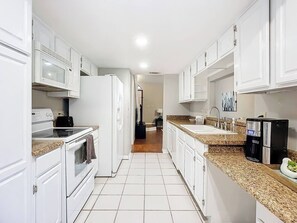 Kjøleskap, mikrobølgeovn, ovn og kokeplater