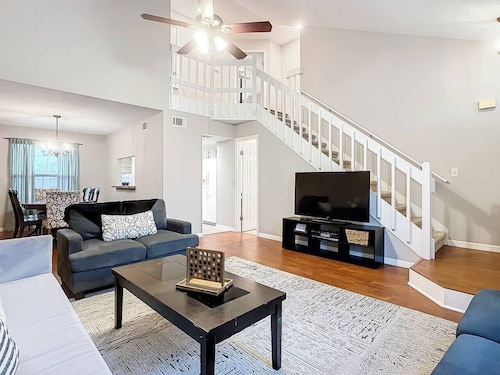 Sleeps 12 • Central • 4BR/3BA • Yard & Grill