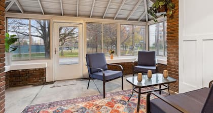 Cleveland Castle- Unbeatable proximity to CWRU, UH, & The Best of the East Side