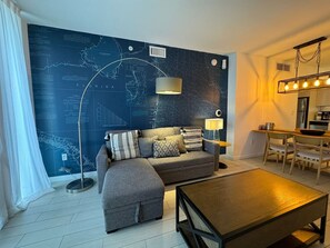 TV - Stylish Beach Front 1B/1B – Steps to Dining Mall & Attractions (Hallandale Beach)