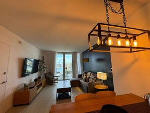 TV - Stylish Beach Front 1B/1B – Steps to Dining Mall & Attractions (Hallandale Beach)