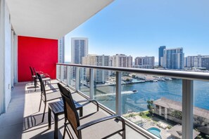 Property grounds - Miami Style King size bed and full kitchen (Hallandale Beach)