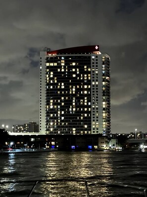 Exterior - Pool over the water w/incredible Views Suite 2Full Beds (Hallandale Beach)