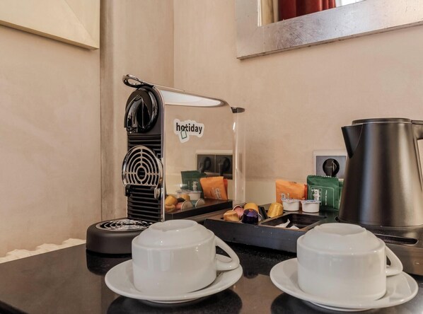 A kitchenette with a coffee maker, a kettle, and two cups on a counter. - Hotiday Room Collection - Paris Arc de Triomphe (Paris)