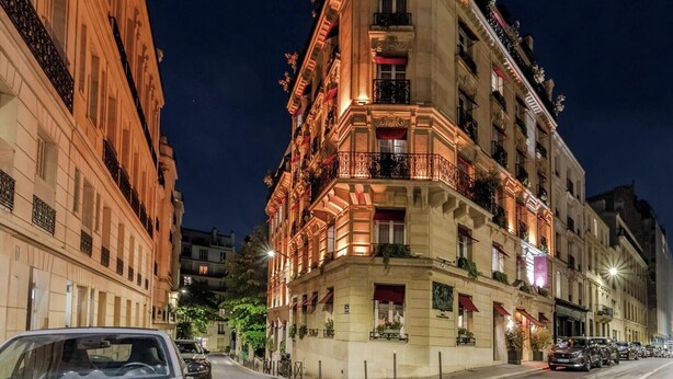 A multi-story building with balconies, a street in front, and parked cars. - Hotiday Room Collection - Paris Arc de Triomphe (Paris)