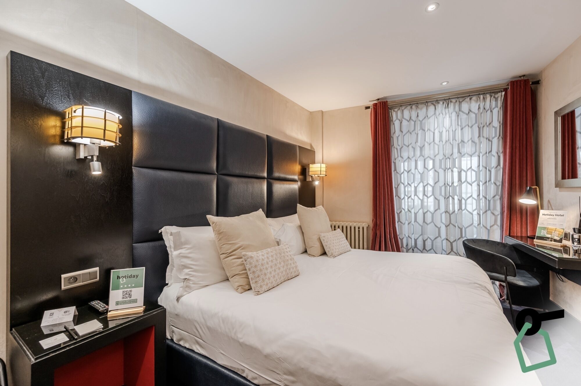 Superior tweepersoonskamer | Een minibar, een kluis op de kamer, een bureau, een laptopwerkplek