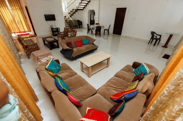 Villa Deluxe | Zona de estar | Smart TV de 42 pulgadas con canales por cable