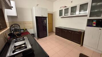 Cookware/dishes/utensils