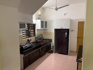 Batterie de cuisine, vaisselle et ustensiles