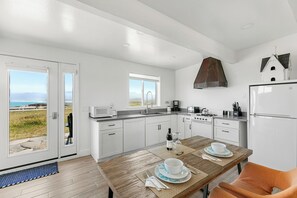 Frigorífico, microondas, horno y placa de cocina