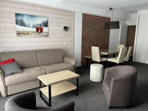 Living area - 80m from resort center, 1st floor, view ski slopes, swimming pool, balcony, tv, ski locker, 58m² (Eaux-Bonnes)