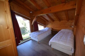 4 bedrooms - 350m from resort center, 1st floor, terrace, fireplace or stove, parking, tv, 110m², Les Gets (Les Gets)