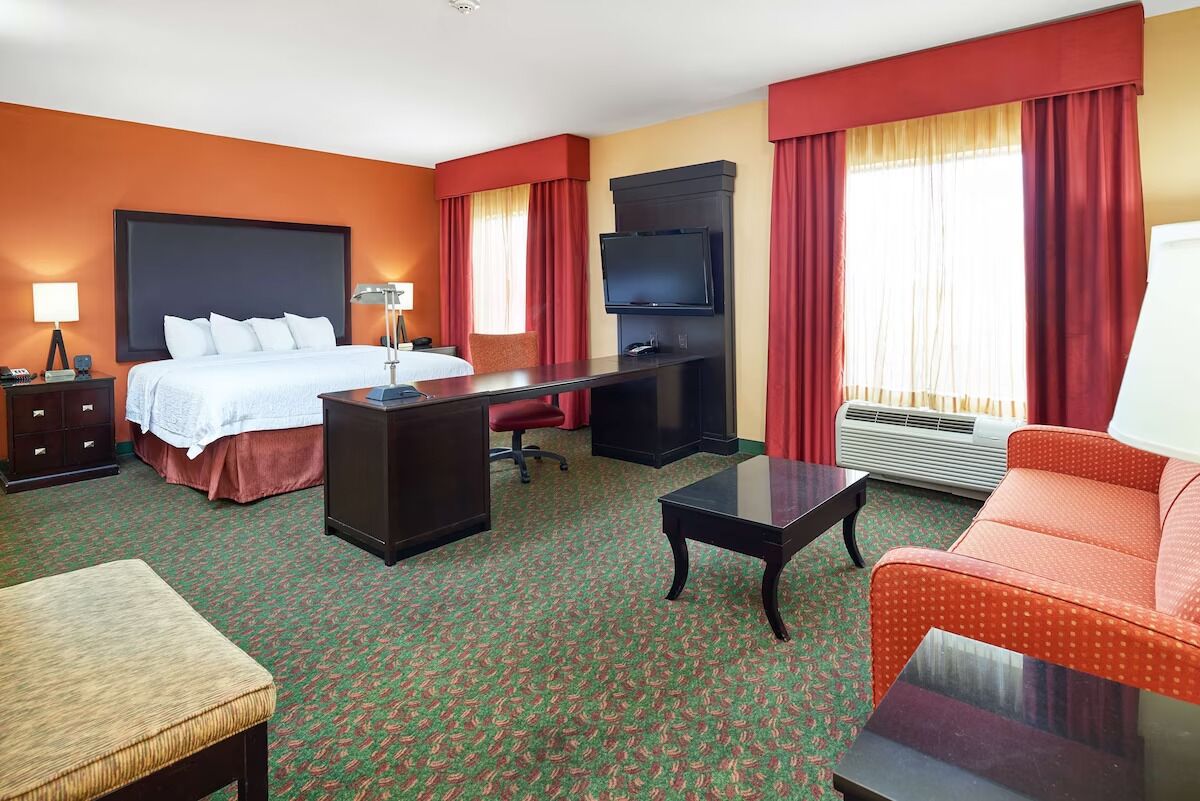 Romantic Getaway w/ Free Parking & Breakfast! Heated Pool - Just Off I-35