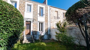 A stone building with a small garden in front. - Le Refuge de Charentonneau - A 30 min de Paris (Maisons-Alfort)
