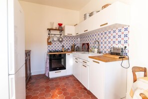 Kühlschrank, Mikrowelle, Ofen, Geschirrspüler