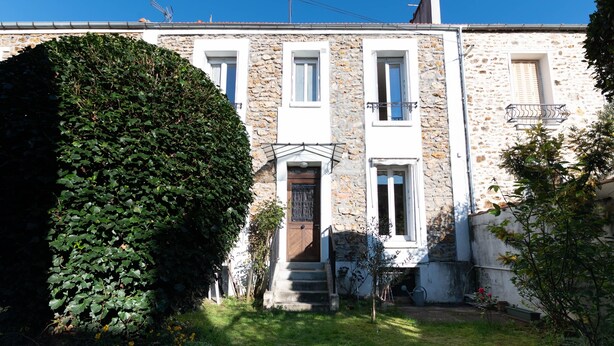A stone building with a central entrance, a small garden, and a large hedge. - Le Refuge de Charentonneau - A 30 min de Paris (Maisons-Alfort)