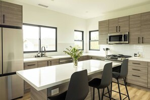 Fridge, microwave, oven, stovetop - Mission bay view, Lux 7BR,5BA - 10 min to DT (San Diego)
