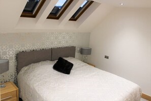 2 quartos, ferros/tábuas de passar roupa, Wi-Fi, roupa de cama