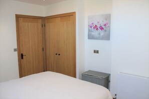 2 quartos, ferros/tábuas de passar roupa, Wi-Fi, roupa de cama