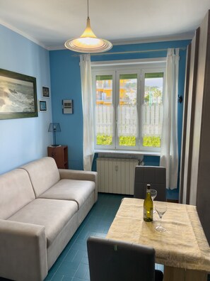 TV - Casa Carlotta - Little studio apartment, 2 people, private parking, 200 m from beach (San Bartolomeo Al Mare)