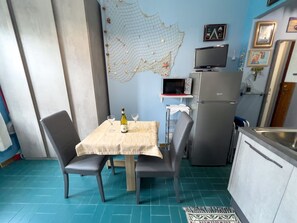 Dining - Casa Carlotta - Little studio apartment, 2 people, private parking, 200 m from beach (San Bartolomeo Al Mare)