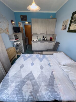 1 bedroom - Casa Carlotta - Little studio apartment, 2 people, private parking, 200 m from beach (San Bartolomeo Al Mare)